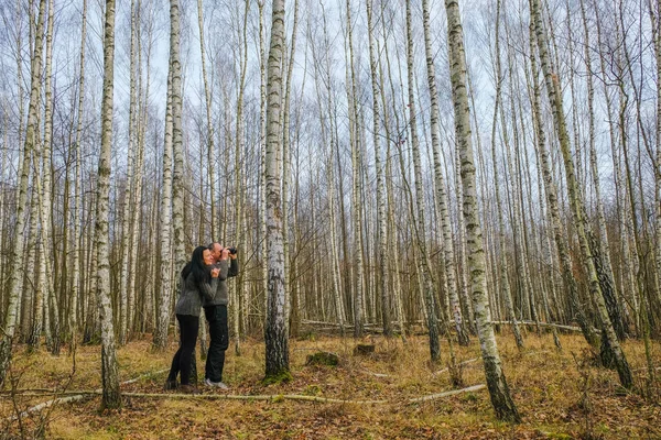 Счастливая Пара Одинаковых Серых Свитерах Смотрящая Через Бинокль Березовом Лесу — стоковое фото