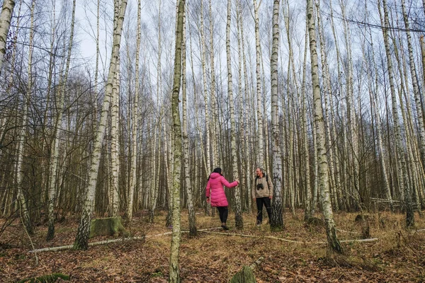 Boldog Pár Távcsővel Túrázás Nyírfa Erdőben Télen Ukrajnában Hosszú Együtt — Stock Fotó
