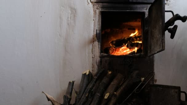 Παραδοσιακή Αγροτική Κουζίνα Στην Ουκρανία Καίγοντας Καυσόξυλα Στην Κουζίνα — Αρχείο Βίντεο