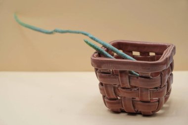 Pastel görüntü. Orkide kökü delikli alışılmadık bir seramik hasır sepet Dusty Rose Color. Saksı konsepti. Boşluğu kopyala.