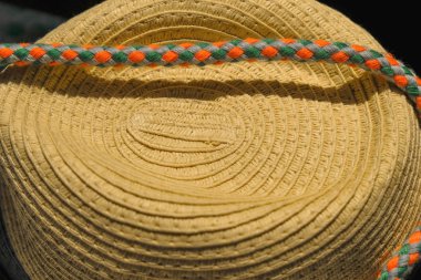 Hasır şapka ve hasır kemer parçası izole edilmiş. Tatil konsepti. Kapatın. Minimalizm.