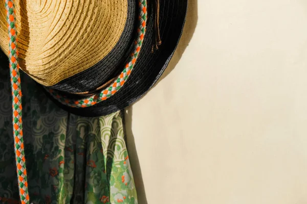 Fragmento Sombrero Verano Vestido Sobre Fondo Blanco Bajo Sol Brillante —  Fotos de Stock