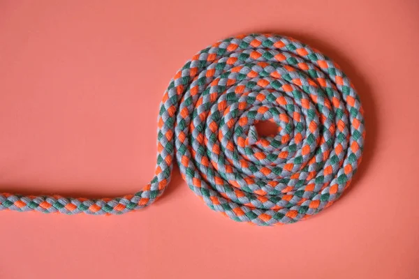 Kordel Spirale Einem Rand Rosa Oberfläche Kordel Aus Drei Farben — Stockfoto