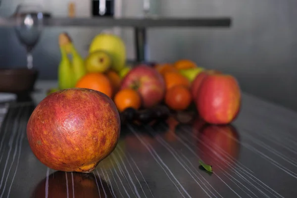 Frutta Sul Tavolo Cucina Grigia Provenza — Foto Stock