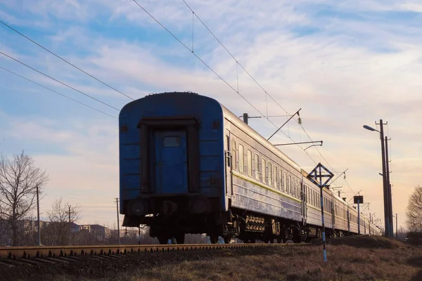 Départ Rapide Train Voyageurs Coucher Soleil Ukraine Réflexion Solaire Sur — Photo