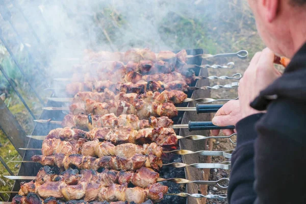 Homem Prepara Churrasco Casa Churrasco Ucrânia Quarentena Casa Conceito Comida — Fotografia de Stock