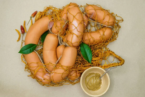 Malha Laranja Com Salsichas Mostarda Pires Pimenta Mesa Perto Salsicha — Fotografia de Stock