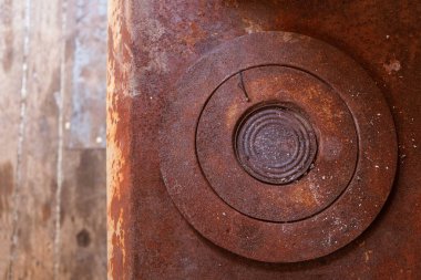 Paslı tabakta yuvarlak dökme demir ocağı. Yanmış kibrit. Uzayı kopyala Minimalizm.