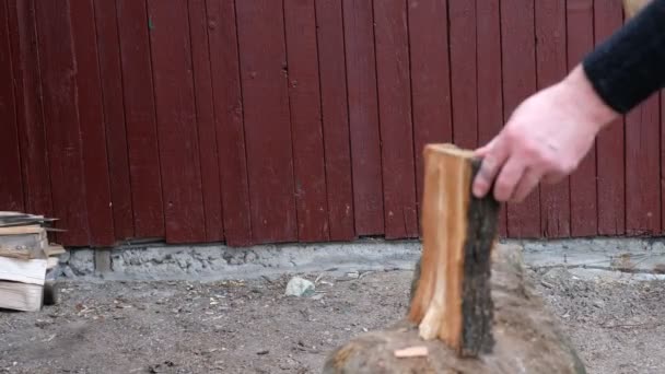 Brandhout Hakken Met Een Bijl Een Dorp Oekraïne Dagelijkse Zaken — Stockvideo