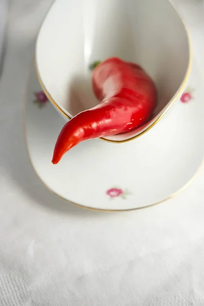Piros Paprika Capi Egy Porcelán Szószos Csészében Egy Fehér Abroszon — Stock Fotó