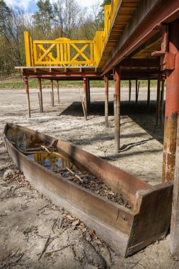Ukrayna 'da kavrulmuş bir göl üzerinde köprü inşa etmek. Tahta ev yapımı su kalıntıları olan bir tekne. Çevre felaketi.
