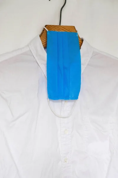Máscara Azul Camisa Branca Pendurada Cabide Fundo Branco Espaço Para — Fotografia de Stock