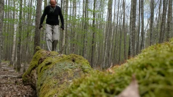 Sportiv Ani Într Pădure Densă Din Ucraina Merge Desculț Suprafața — Videoclip de stoc