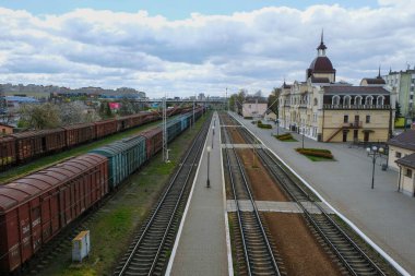 Lutsk Ukrayna 'daki tren istasyonu. Terk edilmiş bölge ve istasyon binası. Yük vagonları. Sabah sanayi manzarası. Üst görünüm.