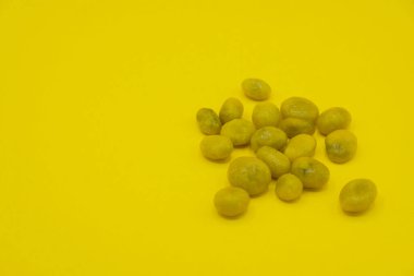 Sarı şekerler sarı bir yüzeye dağılmış. Şekerli kuru üzüm. Ukrayna 'nın tatlıları. Boşluğu kopyala.