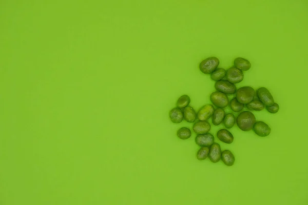 Πράσινες Καραμέλες Είναι Διάσπαρτες Μια Πράσινη Επιφάνεια Καραμελωμένες Σταφίδες Γλυκά — Φωτογραφία Αρχείου