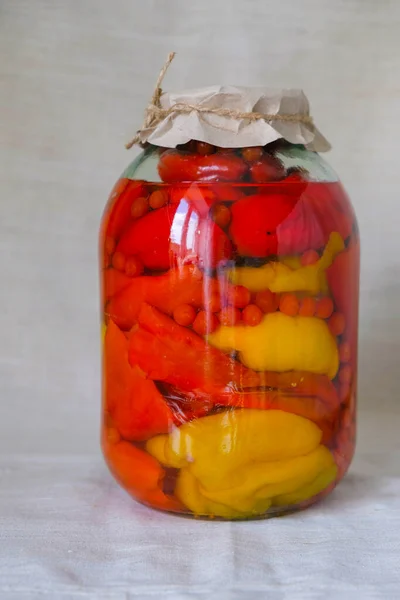 Izolowane Warzywa Puszce Szklanym Słoiku Białym Tle Czerwono Żółta Papryka — Zdjęcie stockowe