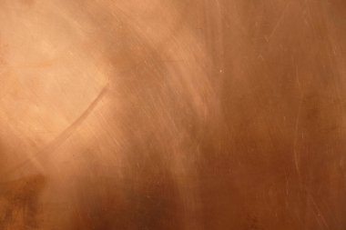 Gün ışığında bakır yüzeyi. Çizikli bakır arka plan. Uzayı kopyala Minimalizm.