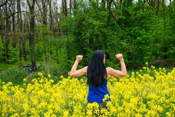 Спортивная Женщина Лет Среди Желтых Рапсовых Цветов Фоне Леса Женщина — стоковое фото