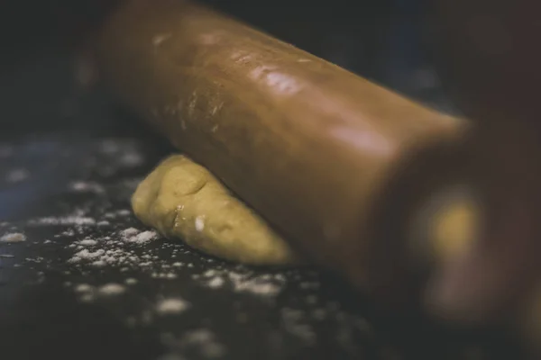 Een Stuk Verse Zelfgemaakte Deeg Aanrecht Die Wordt Uitgerold Met — Stockfoto