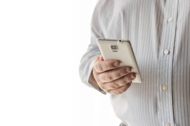 Bir iş adamı cep telefonunu kullanıyor.