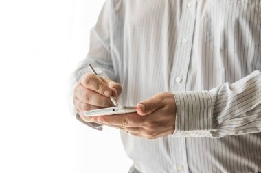 Bir iş adamı onun cep telefonu ve stylus kalem kullanıyor.