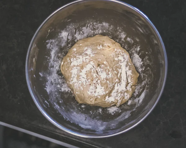 Kawałek Świeżego Ciasta Domowe Jest Blacie Kuchennym Ciasto Jest Wycofywany — Zdjęcie stockowe