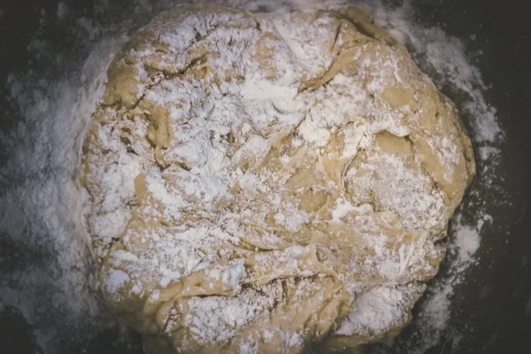 Kawałek Świeżego Ciasta Domowe Jest Blacie Kuchennym Ciasto Jest Wycofywany — Zdjęcie stockowe