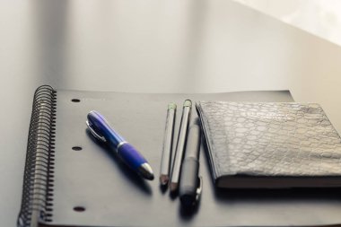 Ofis, banka donatımı parlak ve yansıtıcı Ofis Masası üzerinde ayarlanır. Masanın üzerindeki nesneleri eski karşı yeni teknoloji kavramı bitişini işaret eder. Henüz çekici ve görüntü zıt basit bir etkileşimli doğal ışık ve gölgeler oluşturmak. 