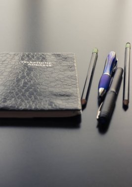 Ofis, banka donatımı parlak ve yansıtıcı Ofis Masası üzerinde ayarlanır. Masanın üzerindeki nesneleri eski karşı yeni teknoloji kavramı bitişini işaret eder. Henüz çekici ve görüntü zıt basit bir etkileşimli doğal ışık ve gölgeler oluşturmak. 