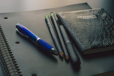 Ofis, banka donatımı parlak ve yansıtıcı Ofis Masası üzerinde ayarlanır. Masanın üzerindeki nesneleri eski karşı yeni teknoloji kavramı bitişini işaret eder. Henüz çekici ve görüntü zıt basit bir etkileşimli doğal ışık ve gölgeler oluşturmak. 