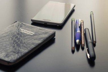 Ofis, banka donatımı parlak ve yansıtıcı Ofis Masası üzerinde ayarlanır. Masanın üzerindeki nesneleri eski karşı yeni teknoloji kavramı bitişini işaret eder. Henüz çekici ve görüntü zıt basit bir etkileşimli doğal ışık ve gölgeler oluşturmak. 