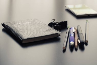 Ofis, banka donatımı parlak ve yansıtıcı Ofis Masası üzerinde ayarlanır. Masanın üzerindeki nesneleri eski karşı yeni teknoloji kavramı bitişini işaret eder. Henüz çekici ve görüntü zıt basit bir etkileşimli doğal ışık ve gölgeler oluşturmak. 