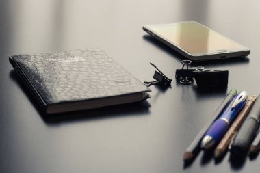 Ofis, banka donatımı parlak ve yansıtıcı Ofis Masası üzerinde ayarlanır. Masanın üzerindeki nesneleri eski karşı yeni teknoloji kavramı bitişini işaret eder. Henüz çekici ve görüntü zıt basit bir etkileşimli doğal ışık ve gölgeler oluşturmak. 