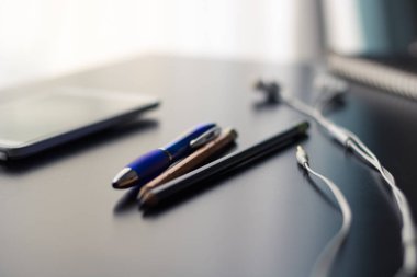 Ofis, banka donatımı parlak ve yansıtıcı Ofis Masası üzerinde ayarlanır. Masanın üzerindeki nesneleri eski karşı yeni teknoloji kavramı bitişini işaret eder. Henüz çekici ve görüntü zıt basit bir etkileşimli doğal ışık ve gölgeler oluşturmak. 