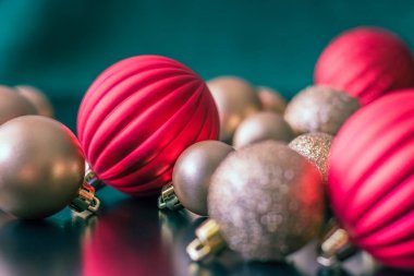 Ağaç üzerinde gitmek için bekleyen Noel top süsler. 