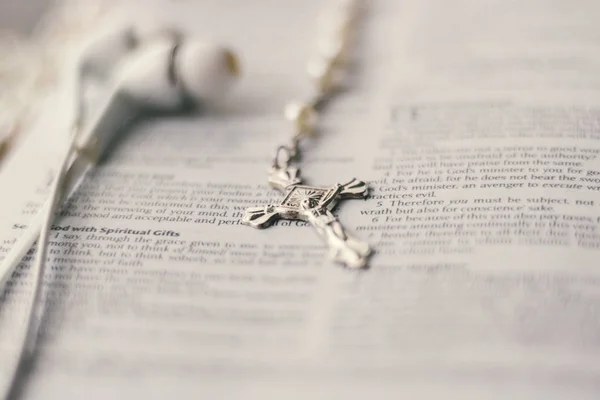Collar Rosario Plata Perla Coloca Medio Una Página Abierta Biblia — Foto de Stock