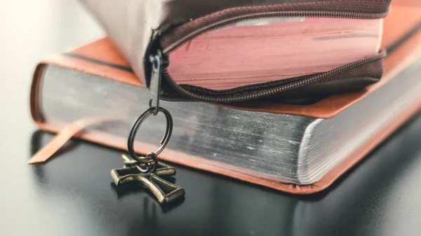 Dos Biblias Cuero Marrón Apilan Juntas Sobre Una Superficie Mesa — Foto de Stock