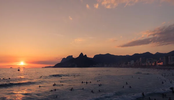 Zonsondergang op het strand in Rio de Janeiro — Stockfoto