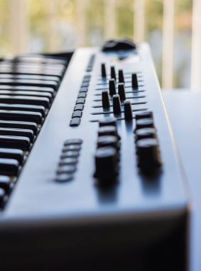 Bir klavye enstrüman ve onun kayıt stüdyo nitelikleri