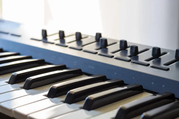 Un instrumento de teclado y sus cualidades de estudio de grabación —  Fotos de Stock