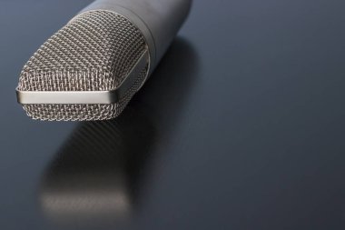 Parlak bir yüzey yansıtan bir mikrofon