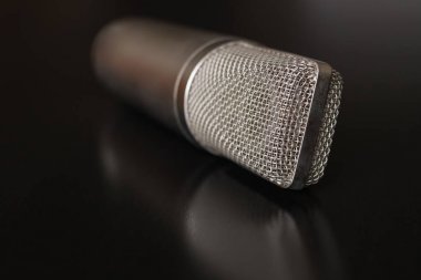 Parlak bir yüzey yansıtan bir mikrofon