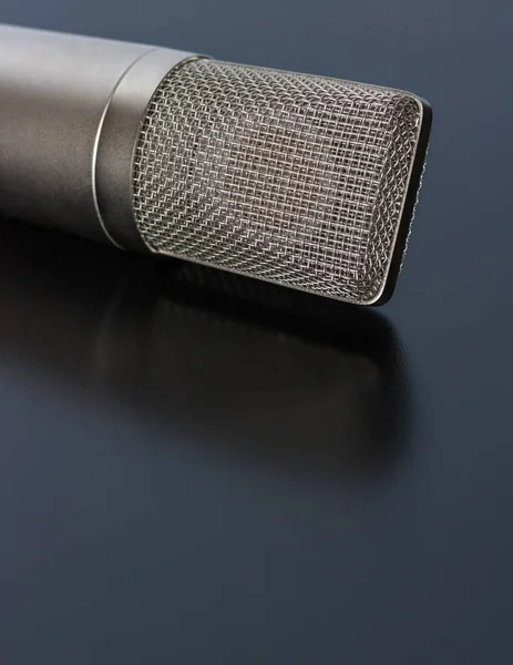 Um microfone refletindo uma superfície brilhante — Fotografia de Stock