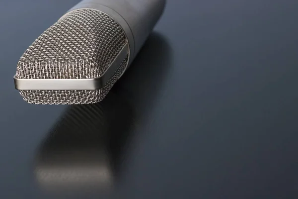 En mikrofon som reflekteras från en blank yta — Stockfoto