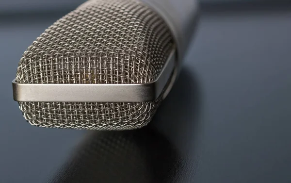 Um microfone refletindo uma superfície brilhante — Fotografia de Stock