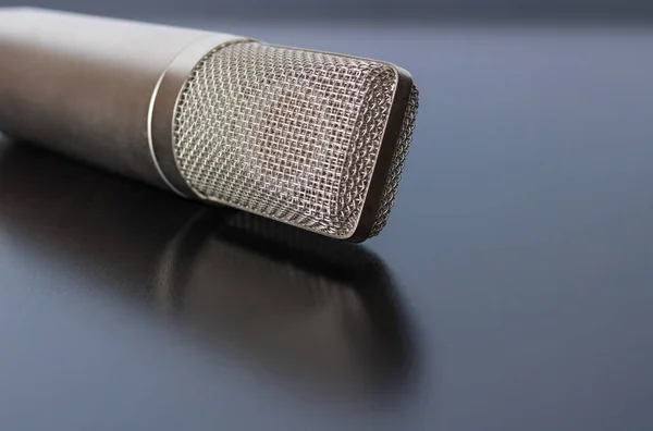 Un microphone réfléchissant une surface brillante — Photo