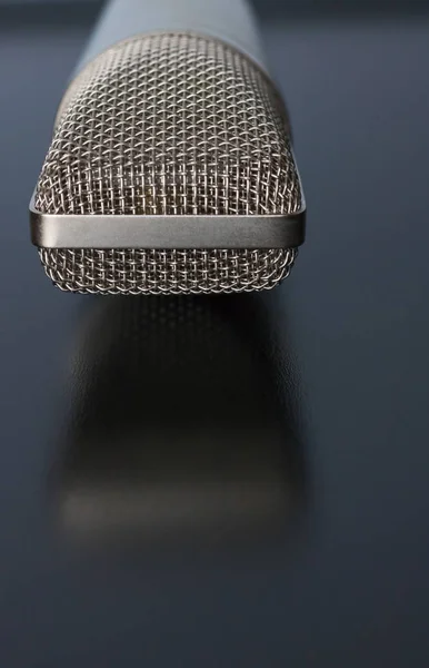 Микрофон, отражающийся от блестящей поверхности — стоковое фото