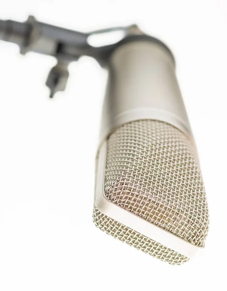 Un micrófono anticuado frente a un fondo blanco — Foto de Stock
