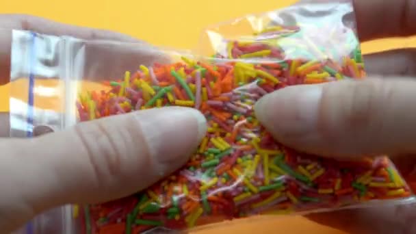 Zufriedenheitsvideo. Frauen Finger fühlen Tasche mit Streusel für Süßigkeiten und Gebäck